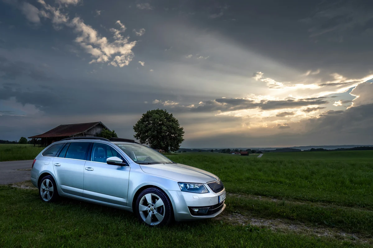 Silberner Škoda Octavia Kombi an einem Feldweg bei natürlichem Abendlicht
