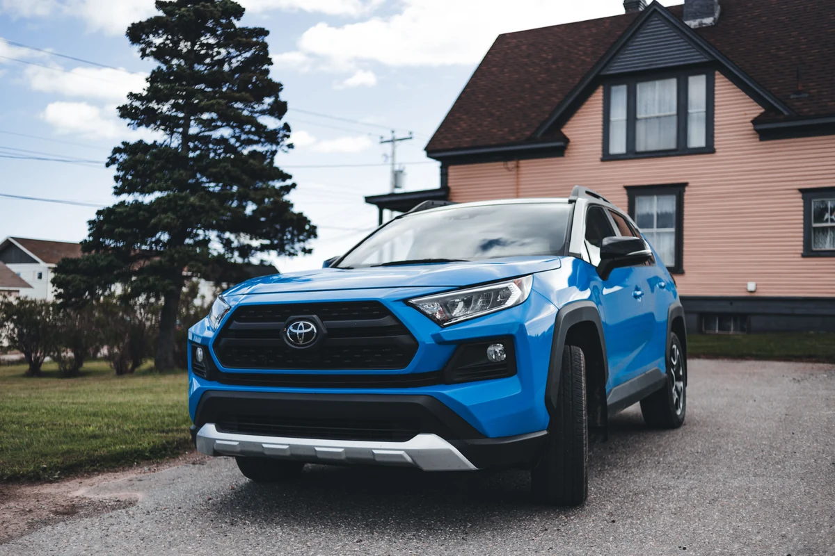 Moderner blauer Toyota RAV4 auf einer gepflegten Einfahrt