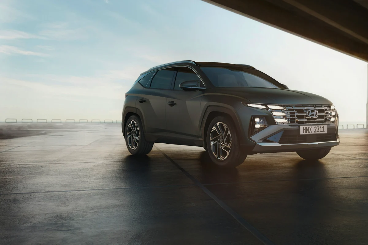 Grauer Hyundai Tucson auf einer ruhigen Parkfläche unter einer Brücke