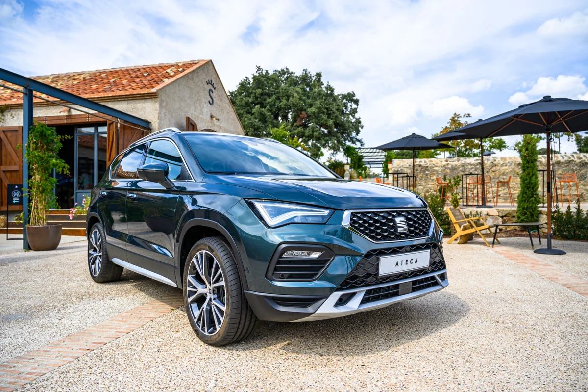Gepflegter blaugrauer SEAT Ateca in Dreiviertelansicht auf einer hellen Außenfläche