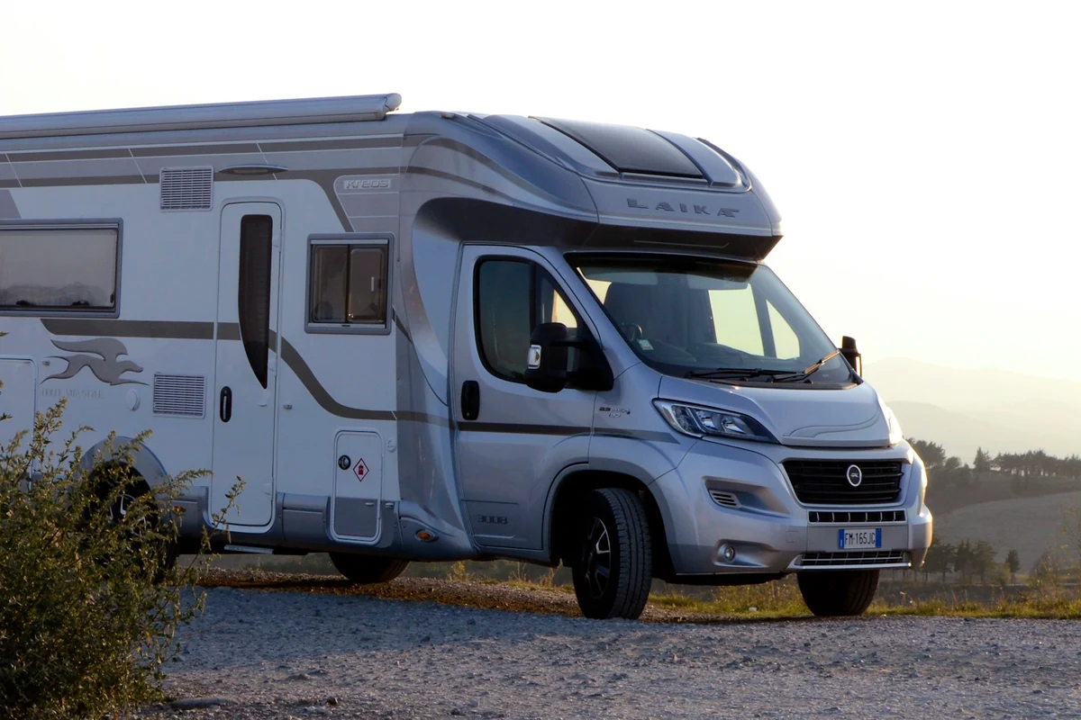 Gepflegtes Laika-Reisemobil auf Fiat-Ducato-Basis im natürlichen Abendlicht