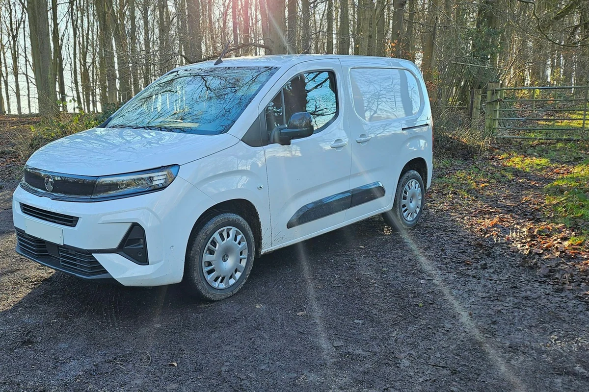 Moderner weißer Kastenwagen mit geschlossenem Laderaum