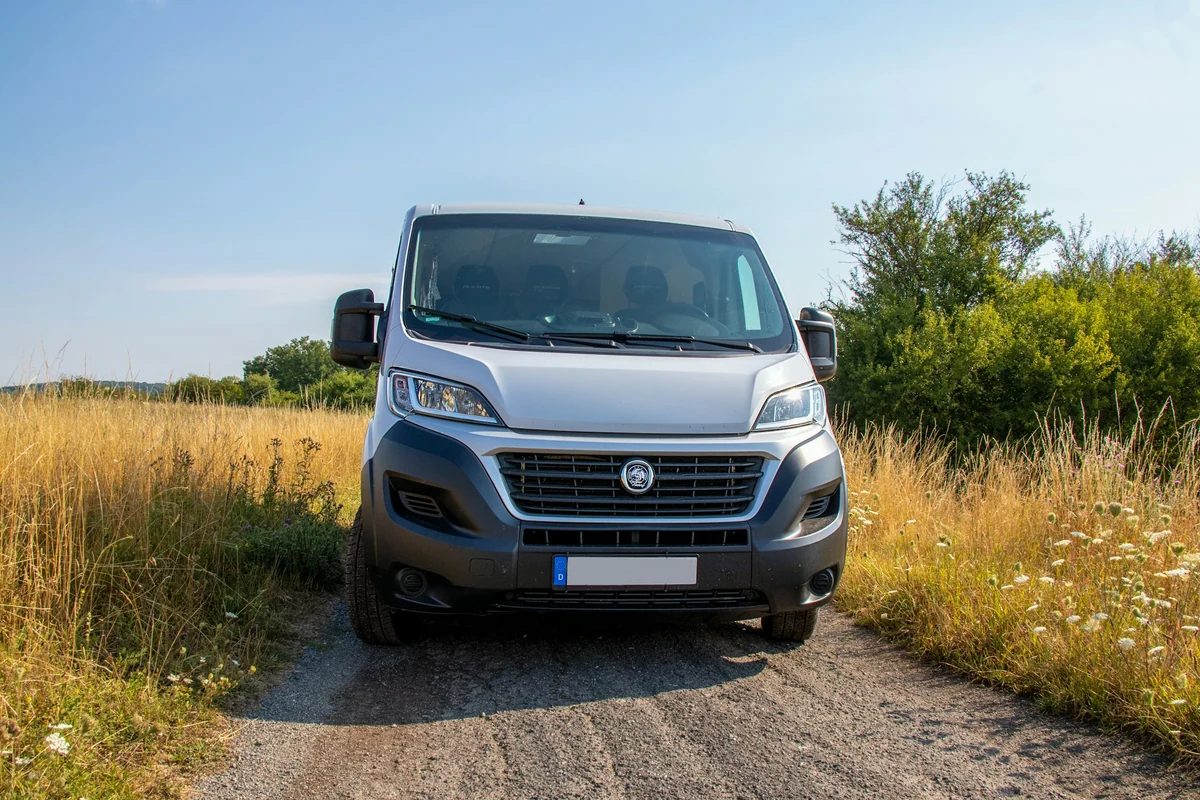 Gepflegter Fiat-Ducato-Camper in natürlicher Umgebung