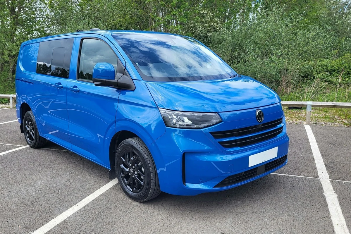 Moderner blauer Volkswagen Transporter Kombi auf einem Parkplatz