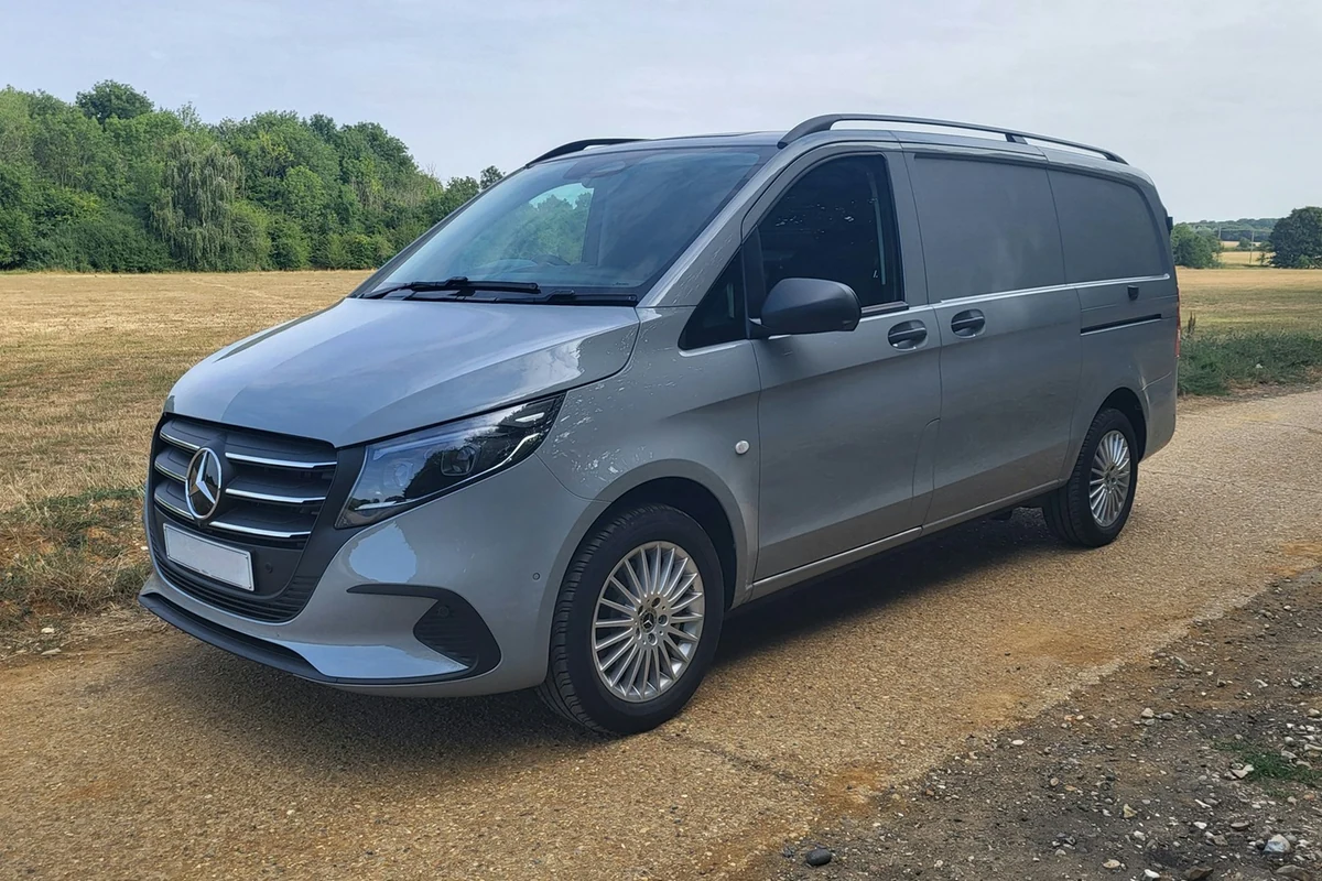 Moderner Mercedes-Benz Vito als Kastenwagen in Dreiviertelansicht