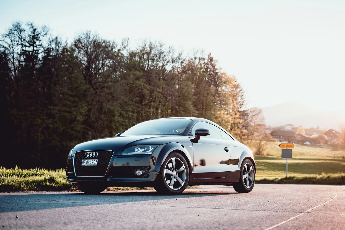 Dunkles Audi-TT-Coupé bei natürlichem Abendlicht